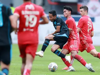 Pemain Persija Jakarta, Muhammad Ferarri berusaha menghentikan pergerakan pemain Arema FC, Evan Dimas, pada laga BRI Liga 1 di Stadion Patriot Candrabhaga, Bekasi, Minggu (12/2/2023). Persija menang dengan skor 2-0. (Bola.com/M Iqbal Ichsan)
