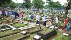 Warga usai berziarah di TPU Karet Bivak, Jakarta, Sabtu (4/5). Menjelang Bulan Ramadan, sejumlah TPU di Ibukota ramai dikunjungi warga untuk berziarah yang menjadi tradisi setiap tahun. (Liputan6.com/Immanuel Antonius)