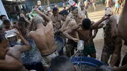 Para tahanan mandi bersama usai melakukan terapi liat di penjara Porto Velho, Brasil, (28/8/2015) . Tahanan diajak bergembira bersama tanpa harus melihat dia telah melakukan kriminal apa sebelumnya. (REUTERS/Nacho Doce) 