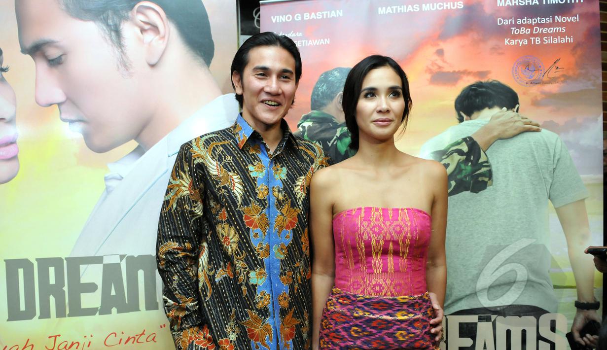 Vino G Bastian dan Marsha Timothy saat menghadiri Gala Premier film TOBA DREAMS di Djakarta Theater, Jakarta, Kamis (16/4/2015). Film ini menceritakan pensiunan TNI dengan uang terbatas yang ingin membahagiakan keluarga.(Liputan6.com/Panji Diksana)
