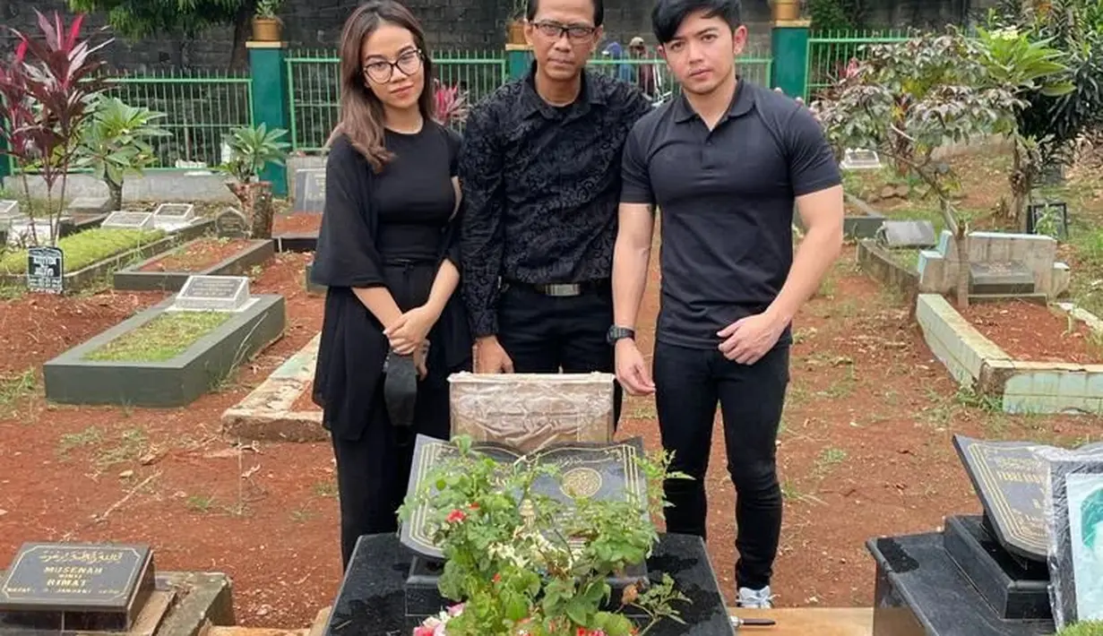 Usai berdoa dan menaburkan bunga, Nicky Tirta bersama keluarga Vanessa Angel ini mengabadikan momen kedatangannya tersebut. (Foto: Instagram/@dodysoedrajat_1)