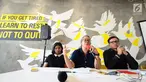 Aktivis IPT 65, Ayu Wahyuningrum (tengah) memberi rilis bersama Amnesty International Indonesia di Jakarta, Jumat (20/10). Rilis terkait Indonesia perlu membuka arsip tragedi 65 pasca diungkapnya dokumen Amerika. (Liputan6.com/Helmi Fithriansyah)