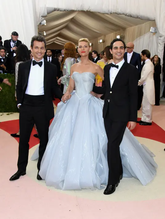 Gaun rancangan Zac Posen ini seperti gaun Cinderella dalam dongeng legendaris. Busana tanpa lengan dengan bagian bawah yang melebar. (Bintang.com/AFP)