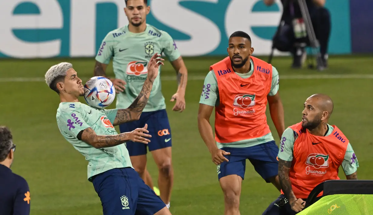 Para pemain Brasil ambil bagian dalam sesi latihan di Stadion Al Arabi SC di Doha (6/12/2022). Brasil melaju ke perempatfinal Piala Dunia 2022 setelah mengalahkan Korea Selatan dengan skor 4-1. (AFP/Nelson Almedia)