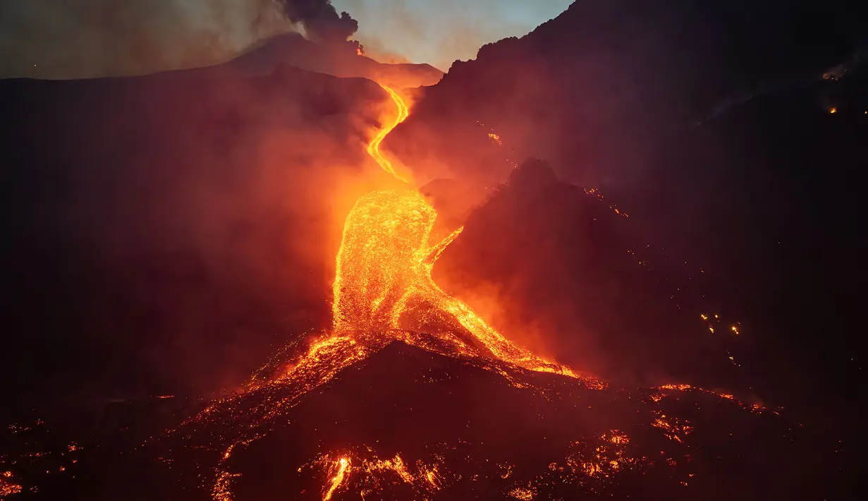 Aliran lava dari Gunung Etna saat erupsi di Catania, Sisilia Italia, Rabu, 12 Agustus 2026. (AFP/ Etna Walk)