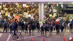 Ratusan massa berkumpul di Terminal Internasional Tom Bradley, Bandara LAX menggelar aksi protes, di Los Angeles, Sabtu (28/1). Mereka mengecam kebijakan Donald Trump yang melarang warga dari 7 negara mayoritas muslim, masuk ke AS. (AP Photo/Reed Saxon)