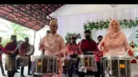 Usai Akad Nikah, Pasangan Pengantin Ini Spontan Ikut Main Drum. (Sumber: Instagram/voiceofpercussion)