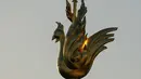 Ayam jantan emas ini berisi relik-relik yang diselamatkan dari kebakaran yang melanda monumen tersebut pada 15 April 2019, dan sebuah dokumen berisi nama-nama orang yang mengerjakan rekonstruksi. (AP Photo/Michel Euler)