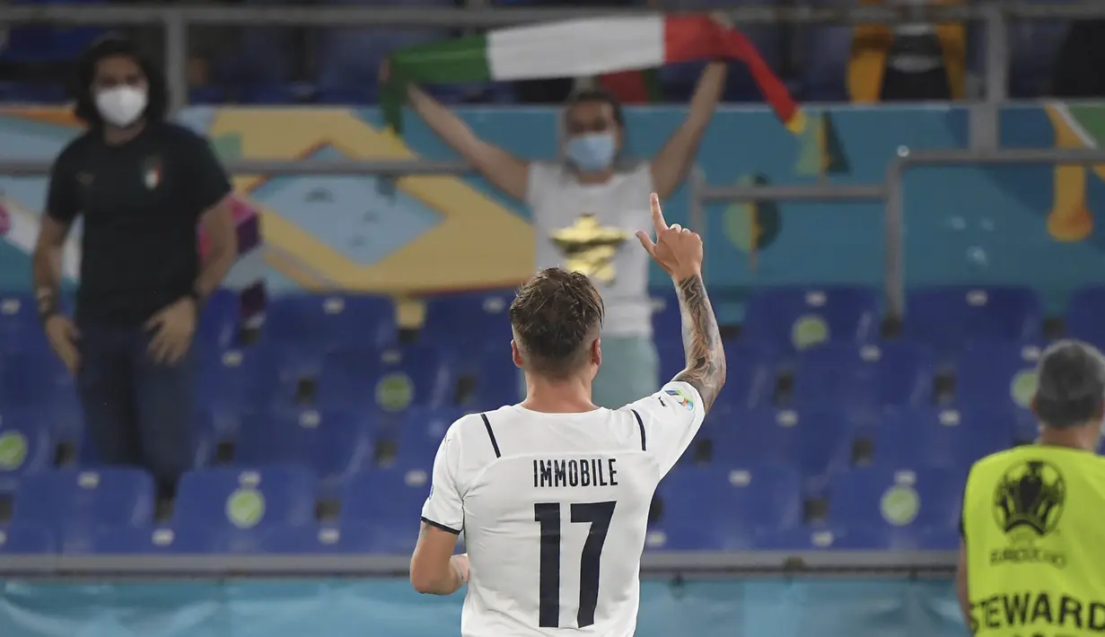 Pemain Timnas Italia, Ciro Immobile menyumbangkan satu dari tiga gol yang diraih Timnas Italia saat melawan  Timnas Turki. Dua gol lainnya dicetak oleh gol bunuh diri Merih Demiral dan Lorenzo Insigne. (Foto: AP/Pool/Alberto Lingria)