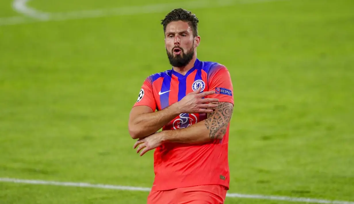 Striker Chelsea, Olivier Giroud, melakukan selebrasi usai mencetak gol ke gawang Sevilla pada laga Liga Champions di Stadion Ramon Sanchez Pijuan, Kamis (3/12/2020). Chelsea Menang dengan skor 4-0. (AP/Angel Fernandez)