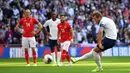 Striker Inggris, Harry Kane, mencetak gol melalui penalti saat melawan Bulgaria pada laga Kualifikasi Piala Eropa 2020 di Stadion Wembley, London, Sabtu (7/9). Inggris menang 4-0 atas Bulgaria. (AFP/Ben Stansall)