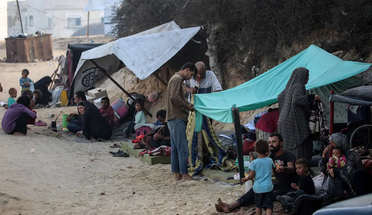 Puluhan ribu keluarga yang mengungsi akibat serangan Israel di Jalur Gaza kini bergantung pada ketersediaan tenda sebagai tempat berlindung. (Eyad BABA/AFP)