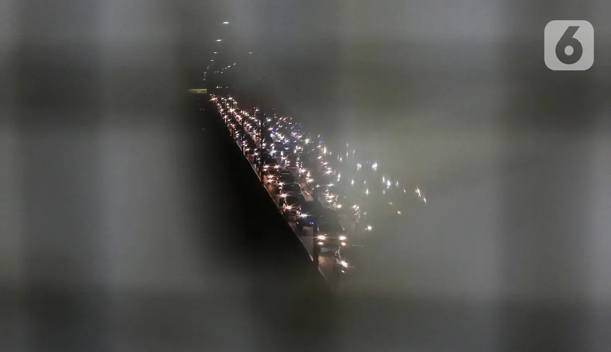 <p>Antrean kendaraan pemudik di Jalan Tol arah Bekasi, Tambun, Kerawang, Jawa Barat, Jumat (28/4/2022) Malam. Pada H-2 diprediksi sebagai puncak arus mudik Lebaran 2022, arus lalu lintas menuju  ke Jawa terpantau padat. (Liputan6.com/Johan Tallo)</p>