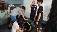 Berbagai pengalaman menarik ditawarkan disajikan penyelenggara balapan F1 GP Singapura, salah satunya Pitstop Challenge. (Bola.com/Muhammad Wirawan Kusuma)