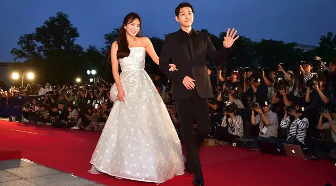 “Aku menunggu soal kabar pernikahan mereka. Awalnya aku tak yakin 100 persen bahwa saat itu acara lamaran, namun itu benar terjadi,” lanjut sumber menuliskan. (AFP/Bintang.com)