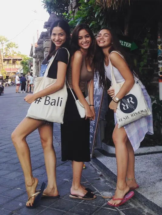 Foto yang diunggah Angela  Gilsha di tahun 2015 ini menunjukan keakrabannya dengan Putri Marino. Mereka bersama satu orang temannya sedang menikmati momen liburan. Coba lihat, style Angela seksi banget kan? (Instagram/angelagilsha)