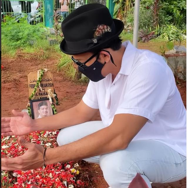 6 Momen Denny Sumargo Ziarah ke Makam Vanessa Angel, Kenang Chat Terakhir