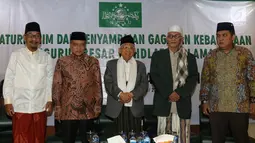 Ketua PBNU Said Aqiel Siradj bersama Cawapres no urut 02 Ma'ruf Amin dan Sejumlah Pengurus PBNU saat melakukan pertemuan silaturahim di Gedung PBNU, Jakarta, Senin (22/4). Pertemuan tersebut membahas penyampaian gagasan kebangsaan pengurus besar Nahdlatul Ulama. (Liputan6.com/Johan Tallo)