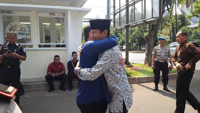 Sandiaga Uno dan Erick Thohir Berpelukan
