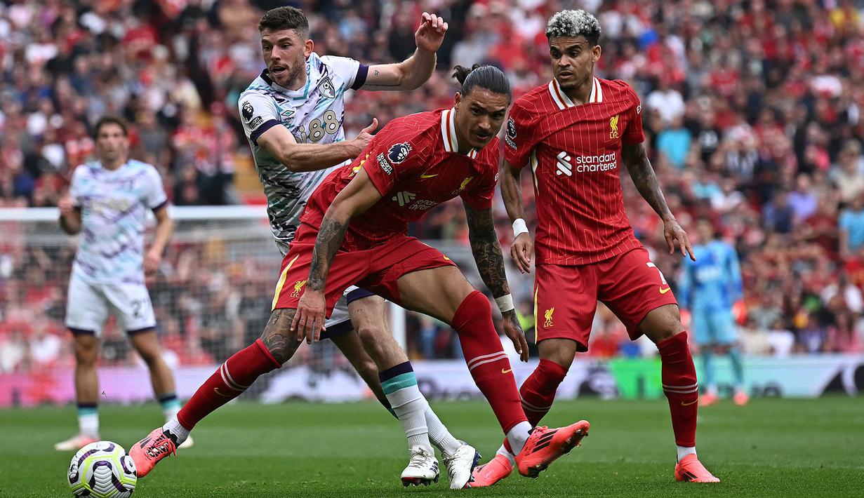 Darwin Nunez berebut bola dengan pemain Bournemouth dalam laga lanjutan pekan kelima Liga Inggris, Sabtu (21/9/2024). ( AFP/Paul Ellis)