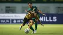 <p>Pemain Bhayangkara FC, Andik Vermansah (kiri) berusaha melewati pemain Persebaya Surabaya, Koko Ari Araya dalam laga pekan ke-3 BRI Liga 1 2022/2023 antara Bhayangkara FC melawan Persebaya Surabaya di Stadion Wibawa Mukti, Cikarang, Minggu (7/8/2022) malam WIB. (Bola.com/Bagaskara Lazuardi)</p>