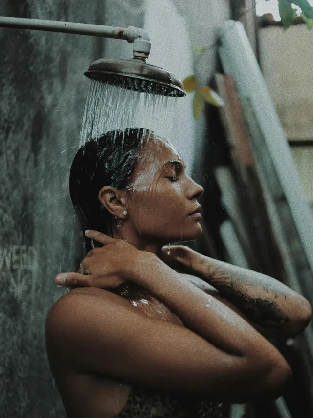 4. Cuci Rambut dengan Air Dingin