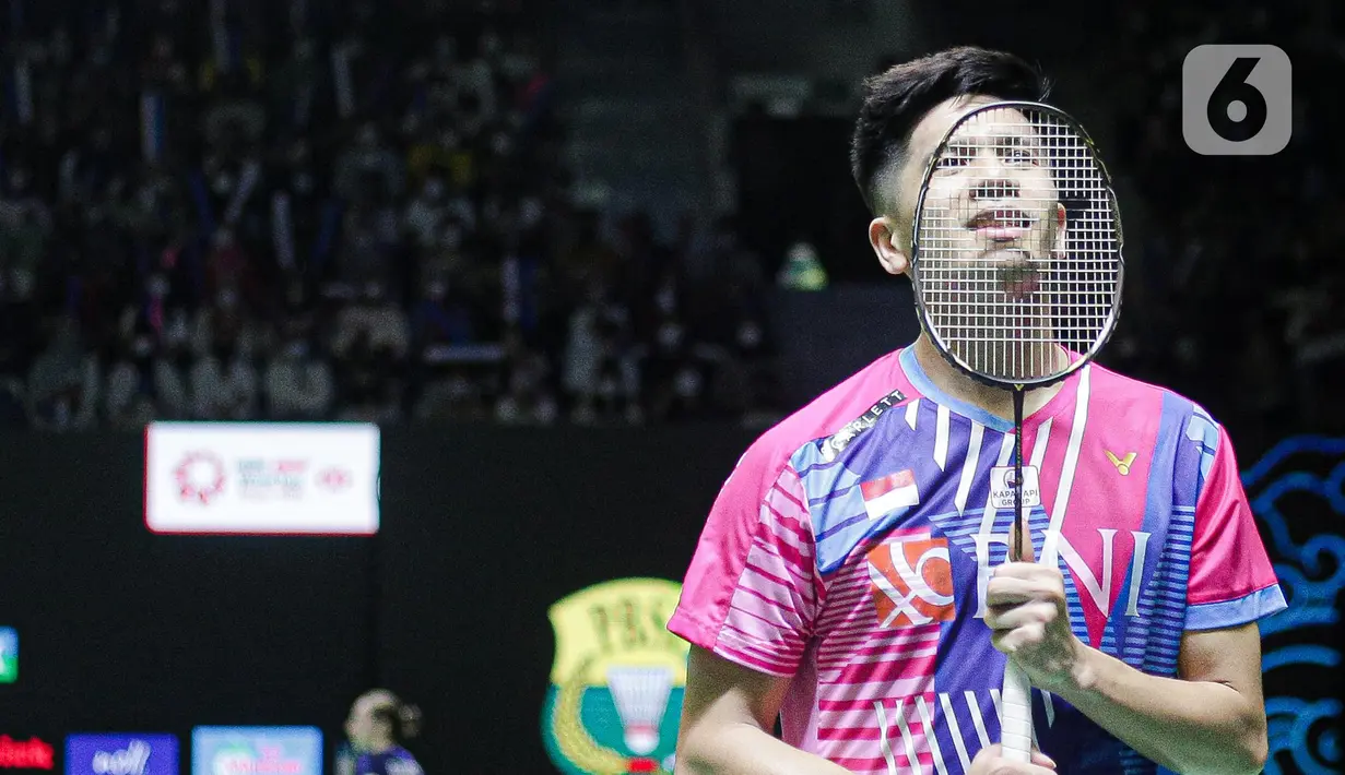 Pebulu tangkis Indonesia, Yeremia Rambitan saat bertanding melawan Lee Yang/Wang Chi Lin dari Taipe dalam babak 16 besar East Ventures Indonesia Open 2022 di Istora Senayan, Jakarta, Kamis (16/6/2022). Pramudya/Yeremia menang dengan skor 21-16, 17-21 dan 21-14. (Liputan6.com/Faizal Fanani)