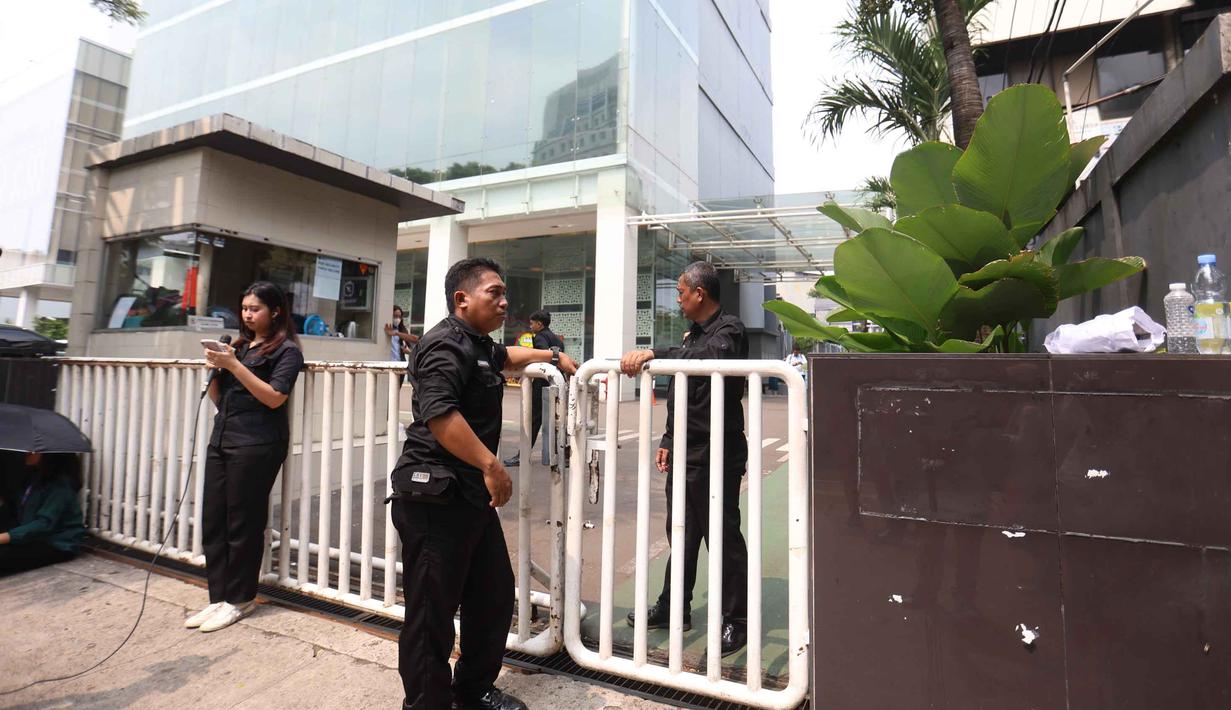 Petugas keamanan berjaga di pintu masuk gedung Badan Gizi Nasional (BGN) di Jalan Kebon Sirih, Menteng, Jakarta Pusat, Rabu (3/6/2026), menyusul pergantian jajaran pimpinan di lembaga tersebut. (Kapanlagi.com/Budy Santoso)