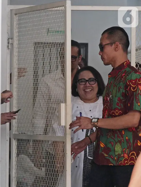 Pelawak Tri Retno Prayudati alias Nunung tertawa usai menjalani sidang perdana kasus kepemilikan Narkoba jenis sabu di Pengadilan Negeri Jakarta Selatan, Rabu (2/10/2019). Sidang tersebut dilanjutkan pada Rabu (9/10/2019) dengan agenda keterangan saksi. (Liputan6.com/Herman Zakharia)