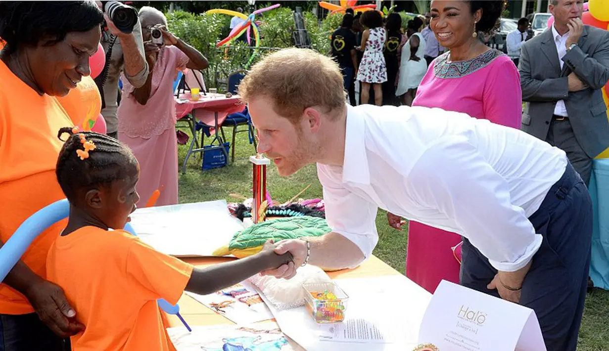 Acara charity hari itu sangat ramai dan meriah, ditambah dengan penampilan grup band dari anak-anak perempuan sekolah menengah atas Antigua dan paduan suara National youth yang menyajikan alunan musik. (doc.dailymail.com)