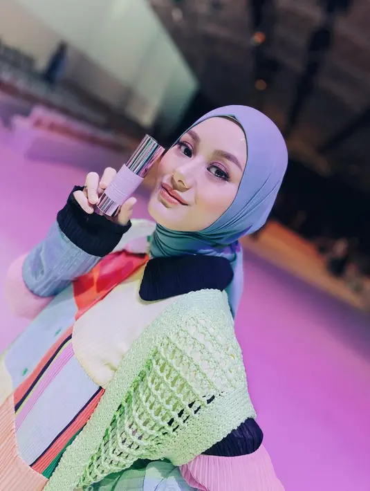 OOTD warna pastel yang menarik dari Dinda Hauw. Atasan berbagai warna dari kain perca yang serasi dengan celana panjangnya dipadunya dengan outer tanpa lengan beraksen jaring berwarna kuning yang lembut, lalu ia mengkombinasikan seluruh penampilannya ini dengan hijab abu-abu. [Foto: Instagram/dindahw]