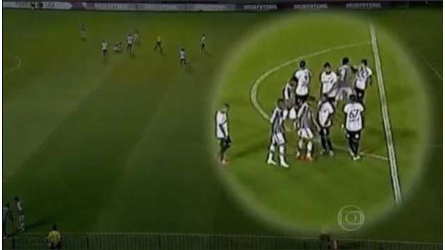 Penyerang Fluminense, Fred, memukul bagian belakang kepala bek Atletico Paranaense, Leo, pada sekitar menit ke-70 laga Copa Sul-Minas-Rio, di Estádio General Raulino de Oliveira, Rabu (27/1/2016). Akibat insiden itu, Fred dan Leo menerima kartu merah. 