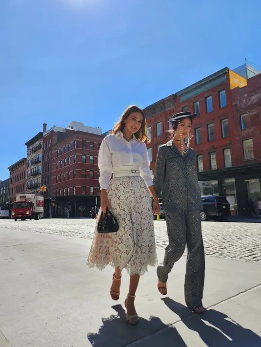 Klasik dan timeless, padukan white shirt dengan rok renda serta belt seperti Luna Maya. [Foto: IG/lunamayai].