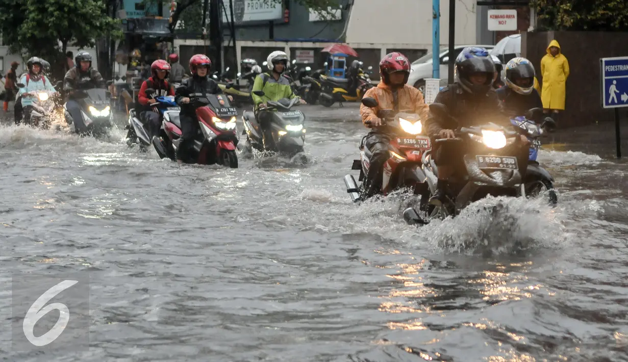 Pemotor menerobos banjir di kawasan Kemang, Jakarta, Jumat (11/11). Banjir di kawasan ini mencapai lutut orang dewasa. (Liputan6.com/Yoppy Renato)