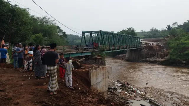 Jembatan Hanyut Diterjang Banjir Bandang