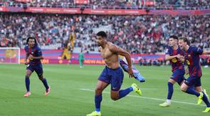 Pemain Barcelona, Ronald Araujo, melakukan selebrasi setelah mencetak gol ke gawang Girona pada laga pekan ke-9 La Liga 2025/2026 di Stadion Olimpic Lluis Companys, Sabtu (18/10) malam WIB. (AFP/Josep Lago)