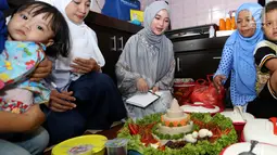 Artis Chacha Frederica mencoba nasi tumpeng saat menjadi juri lomba masak di Rumah Amalia, Cildeug, Kota Tangerang, Minggu (9/9). Kegiatan bersama warga sekitar dan anak yatim piatu mengusung tema Meraih Mimpi. (Liputan6.com/Fery Pradolo)
