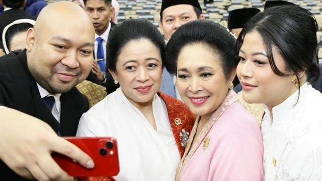 Momen Kebersamaan Titiek Soeharto dan Puan Maharani saat Foto Bersama