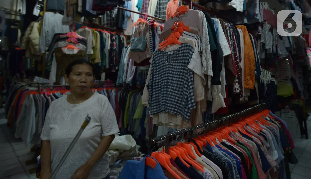 Pedagang menunggu pembeli pakaian bekas (Thrifting) di pasar Proyek Senen, Jakarta, Selasa (12/10/2021).Thrifting atau membeli barang bekas layak pakai guna menghemat pengeluaran. (merdeka.com/Imam Buhori)