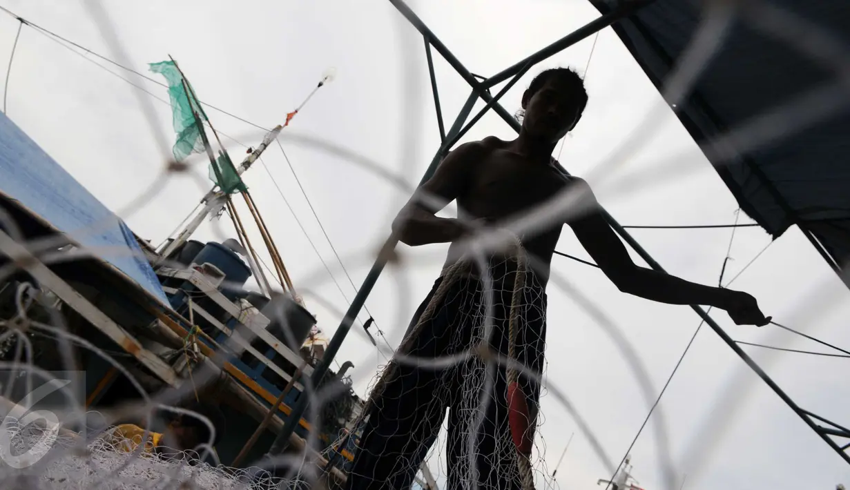 Nelayan memperbaiki jaring di Karangsong, Indramayu, Jawa Barat, Jumat (15/1). Untuk mengisi waktu luang saat tidak melaut karena cuaca buruk, nelayan di kawasan tersebut menggunakan waktu mereka untuk memperbaiki jaring. (Liputan6.com/Helmi Afandi)