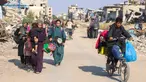 Warga Palestina yang mengungsi melarikan diri dari Beit Lahia di Jalur Gaza utara, melalui jalan utama Salah al-Din di pinggiran Kota Gaza, pada 5 November 2024. (Omar AL-QATTAA/AFP)