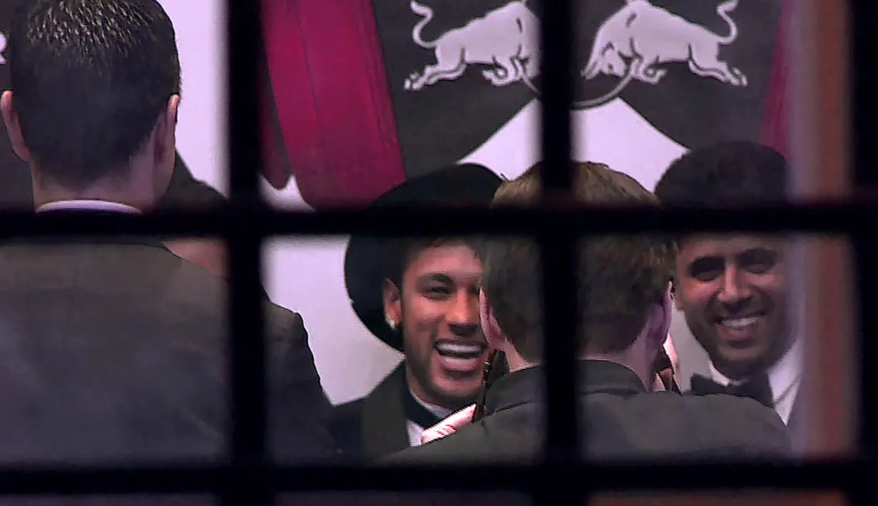 Pemain PSG, Neymar tersenyum bersama presiden Qatar Nasser Al-Khelaifi saat ulang tahunnya yang ke 26 di Pavillon Cambon, Paris (4/2). Neymar merayakan ulang tahunnya bersama bintang PSG dan rekan satu tim internasional. (AFP Photo/AFPTV/Myriam Adam)