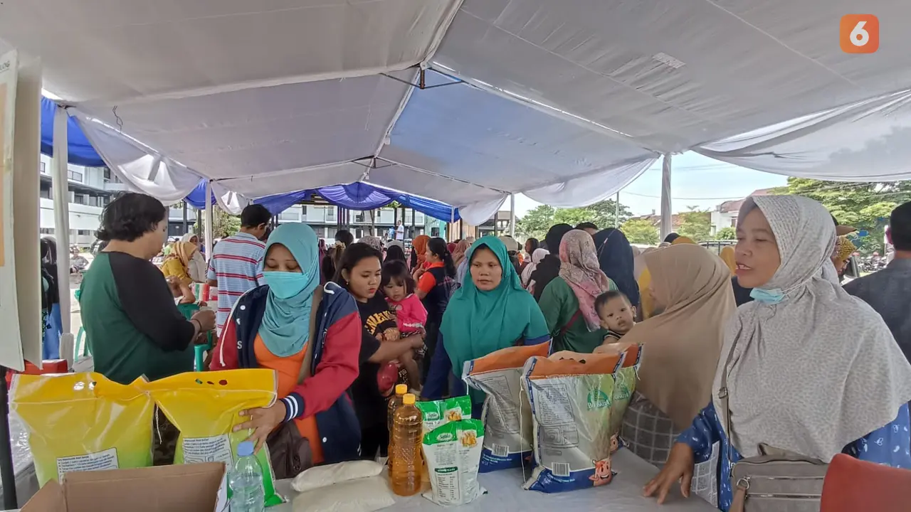 Operasi Pasar murah menjelang Natal dan Tahun Baru 2024 , untuk mensetabilkan harga kebutuhan pokok di Banyuwangi (Hermawan Arifianto/Liputan6.com)