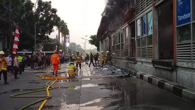 Kebakaran melanda Halte Transjakarta Tendean, Jakarta Selatan, Senin (14/8/2023).