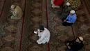 Pria Kashmir membaca Alquran dari ponsel saat bulan ramadan di masjid tertua Masjid Shah-e-Hamdan, di Srinagar, Kashmir yang dikuasai India, 9 Mei 2019. Umat Islam di seluruh dunia sedang menjalankan puasa Ramadan dengan menahan lapar, haus, dan hawa nafsu mulai fajar hingga senja. (AP/Dar Yasin)