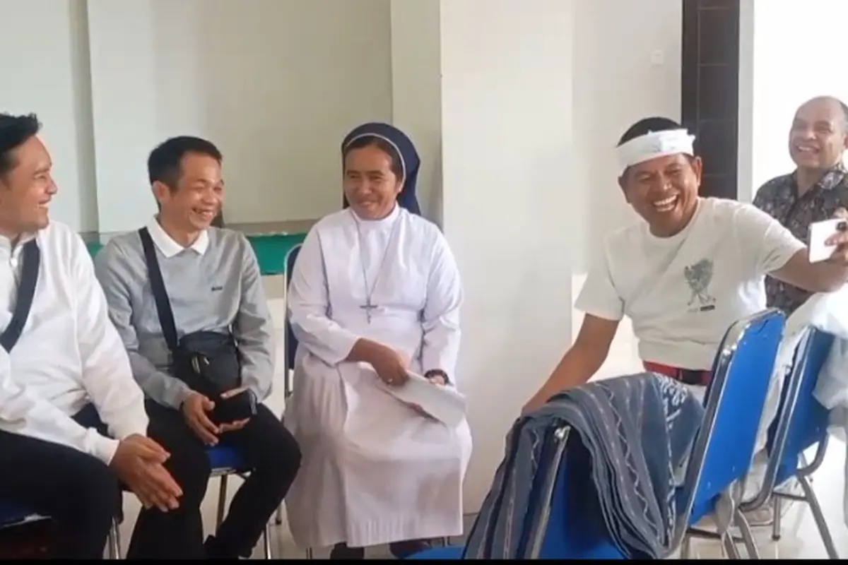 Gubernur Jabar Dedi Mulyadi jemput 13 LC di Maumere. (Liputan6.com/Ola Keda)