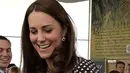 Kate Middleton saat mengunjungi lokasi pembangunan baru kantor pusat Ben Ainslie Racing di Portsmouth, Inggris selatan pada 12 Februari 2105. (AFP Photo/Stefan wermuth