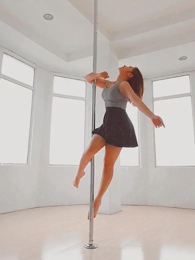 Potret Prilly Latuconsina Latihan Pole Dance (sumber: instagram/@prillylatuconsina96)