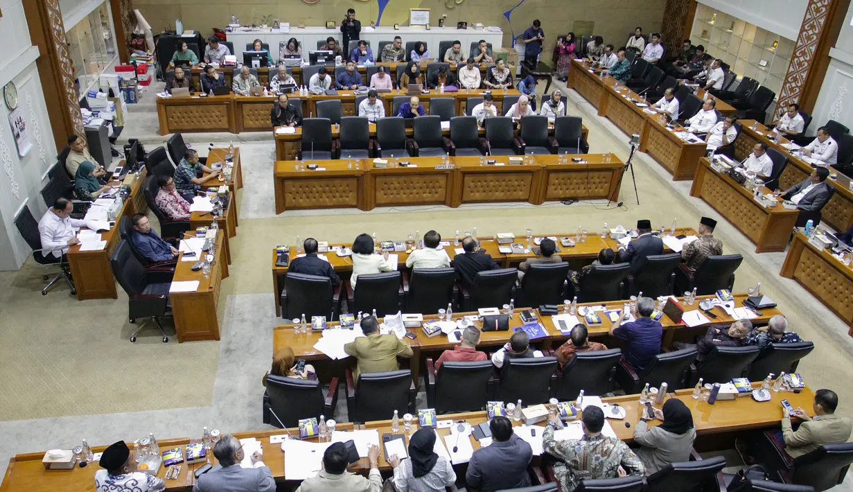 Badan Legislasi menggelar rapat kerja dengan Pemerintah dan DPD membahas RUU tentang Perubahan Keempat atas UU Nomor 1 Tahun 2015. (merdeka.com/Arie Basuki)
