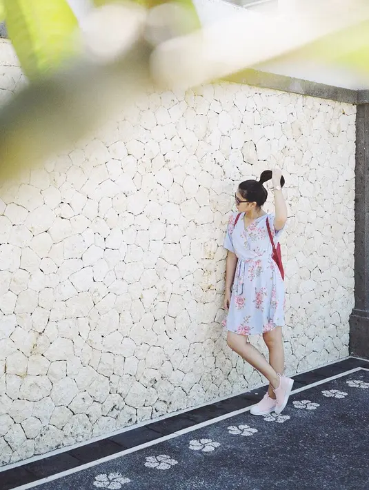 Nah kalau yang satu ini, Isyana masih terlihat sedikit girly dengan dress bermotif bunga-bunganya. Gayanya jadi sporty lantaran Isyana memadukan dengan sneakers putihnya. (Instagram/isyanasarasvati)